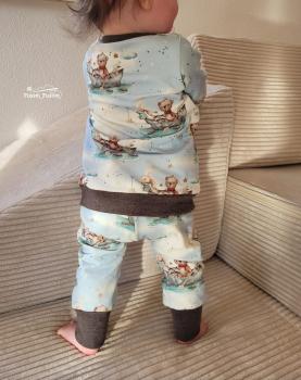 Eigenproduktion French Terry Sternentiere Hase und der Bär auf einem Boot Hellblau