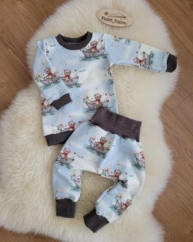 Eigenproduktion French Terry Sternentiere Hase und der Bär auf einem Boot Hellblau