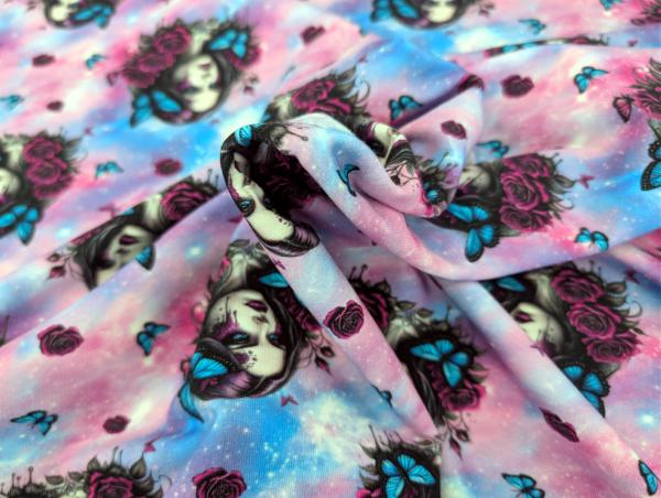 Eigenproduktion French Terry Blumen Frau mit Schmetterling Lila/Rosa