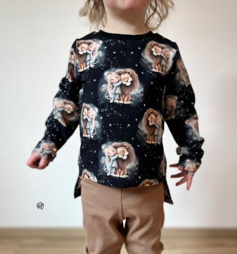 Eigenproduktion French Terry Mädchen und ihr Löwe auf Nachtblau