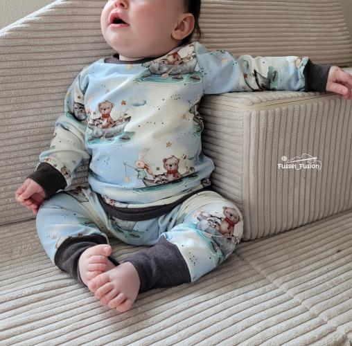 Eigenproduktion French Terry Sternentiere Hase und der Bär auf einem Boot Hellblau