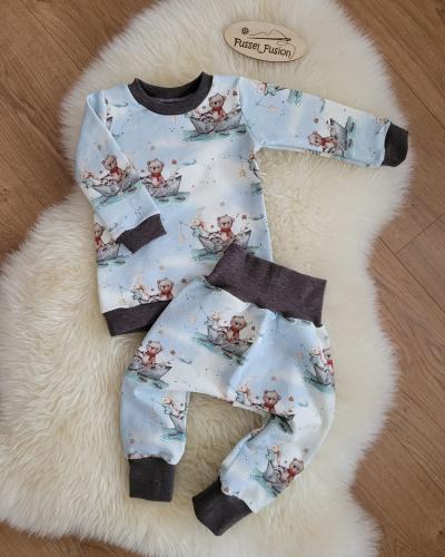 Eigenproduktion French Terry Sternentiere Hase und der Bär auf einem Boot Hellblau